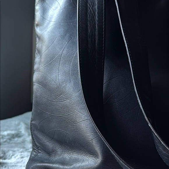 CHANEL Black Lambskin Leather Tote with Luxury Design - Picture 12 of 15